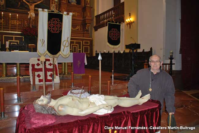 Imagen del Cristo Yacente de Herencia durante un besapié